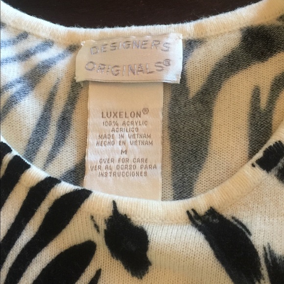 ♥️5/$20♥️ Animal Print Designers Originals Top - Picture 4 of 6